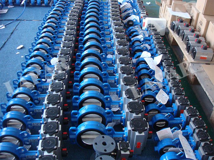 Wafer type pneumatic rubber seat butterfly valve